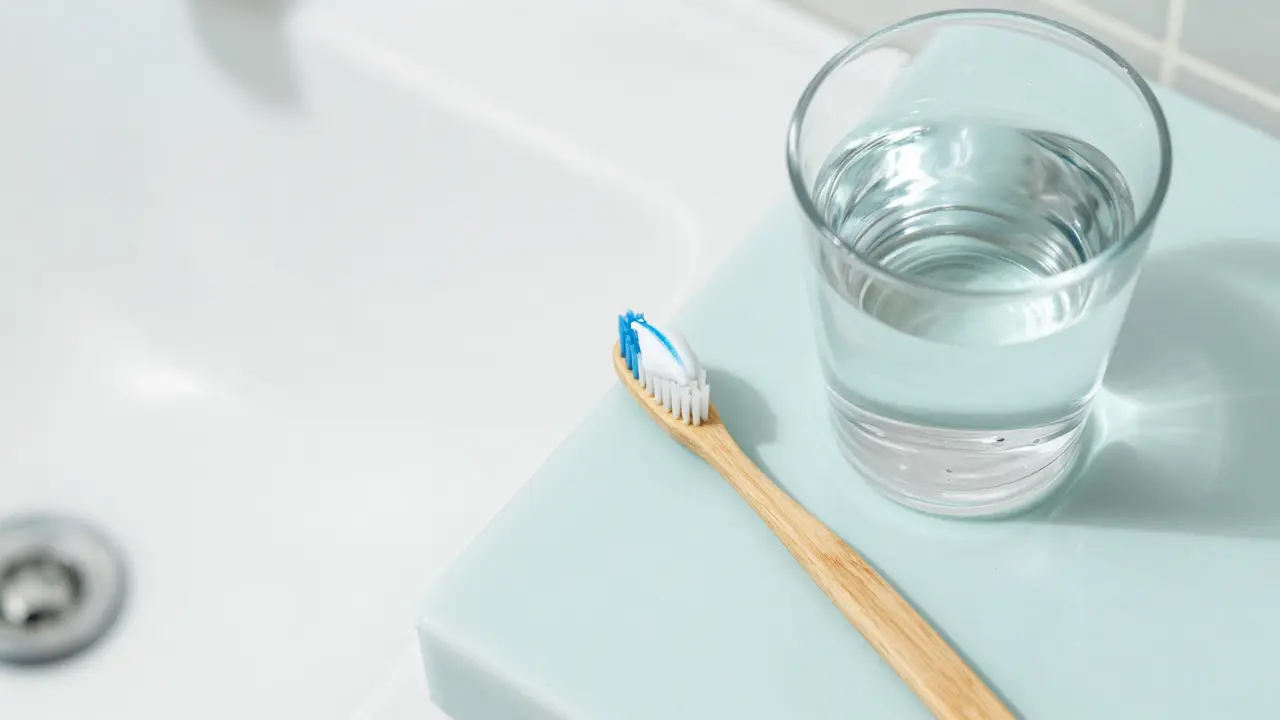 Měkký kartáček a citlivostní zubní pasta pro dlouhodobou péči o zuby.